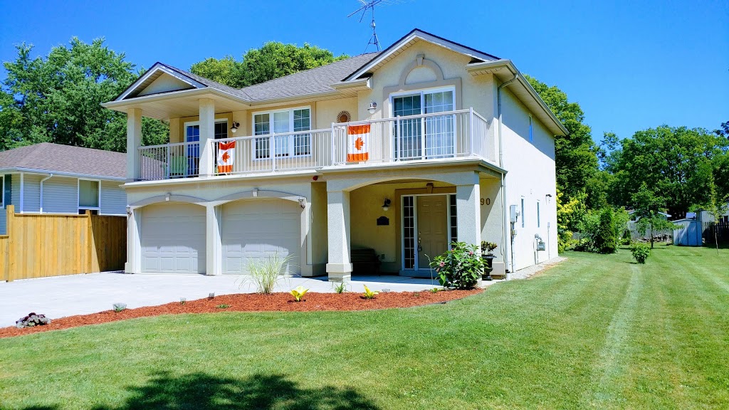 Annes Retreat Vacation Home | 290 Jackson St, Harrow, ON N0R 1G0, Canada | Phone: (519) 984-1672