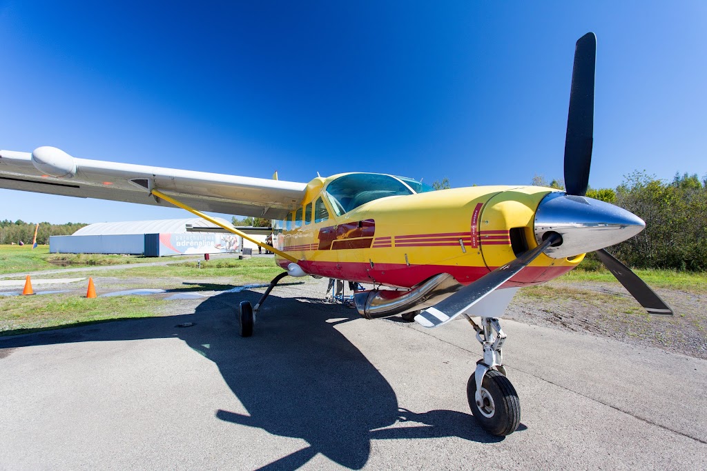 Parachutisme Adrénaline Saint-Jérôme | 881 Rue Lamontagne, Saint-Jérôme, QC J5L 1T8, Canada | Phone: (450) 438-0855