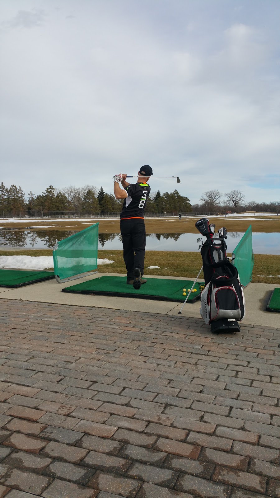 Shooters Family Golf Centre and Restaurant | 2731 Main St, Winnipeg, MB R2V 4T2, Canada | Phone: (204) 339-2326