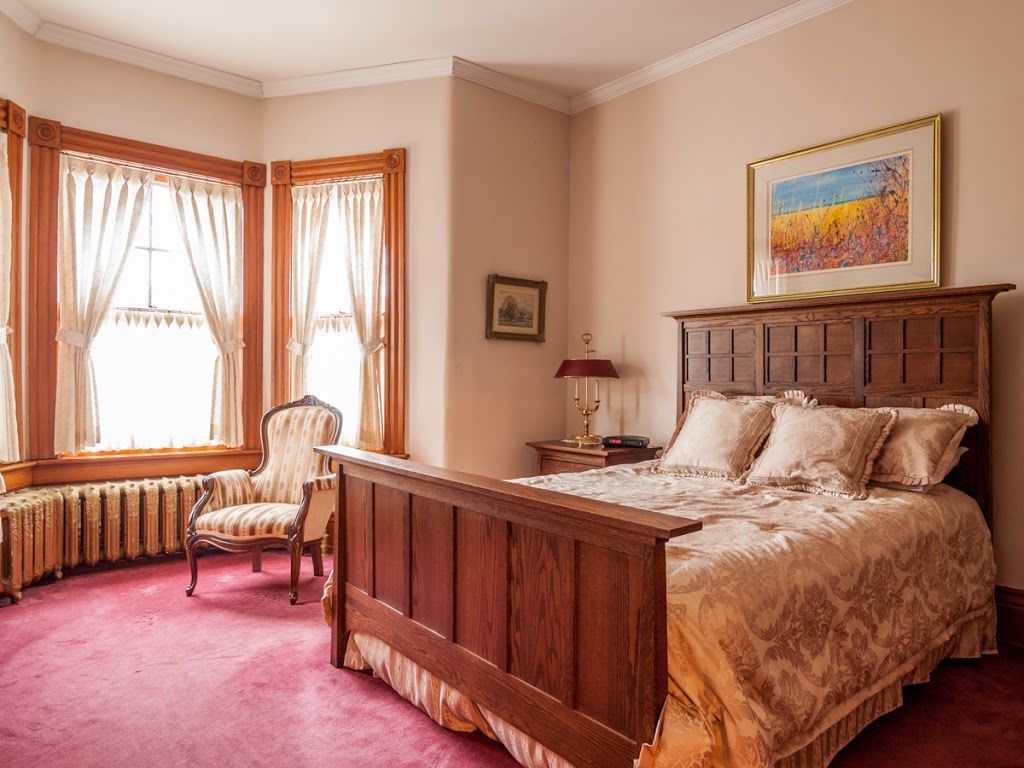 Beechmount Bed and Breakfast | 134 W Gate, Winnipeg, MB R3C 2E1, Canada | Phone: (866) 797-0905
