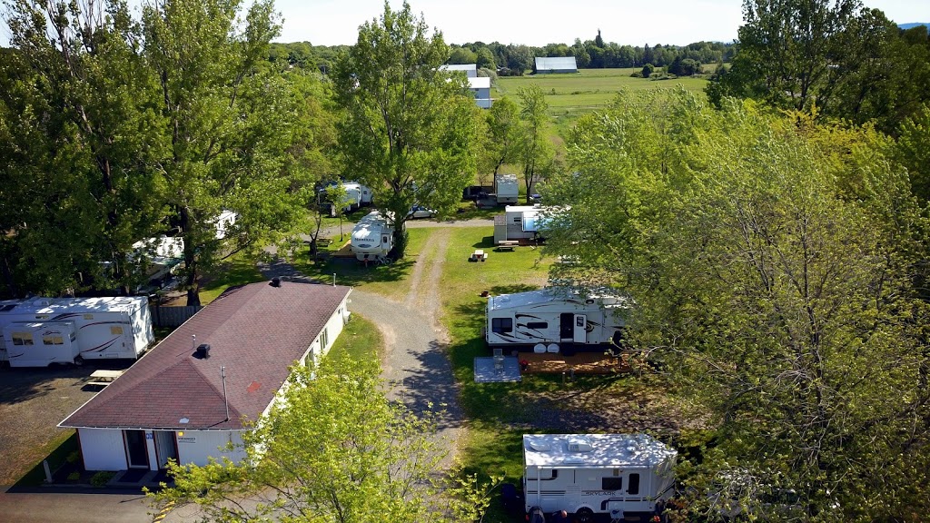 Camping Au Bonnet Rouge | 76 Avenue de Gaspé E, Saint-Jean-Port-Joli, QC G0R 3G0, Canada | Phone: (418) 598-1919