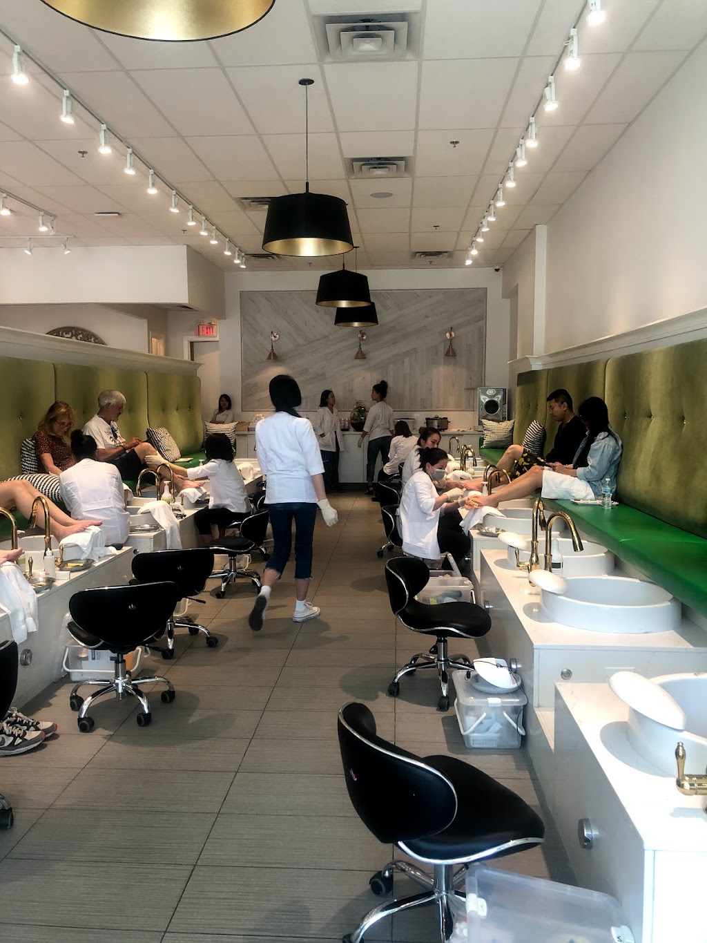 Uptown Nail Boutique & Spa | 2012 4 St SW, Calgary, AB T2S 1W3, Canada | Phone: (403) 475-0888