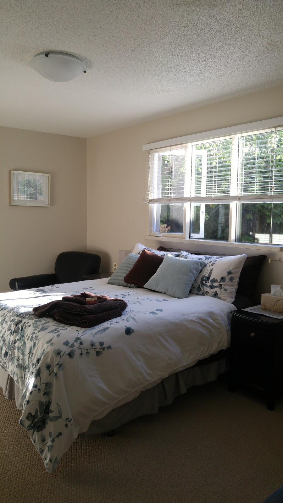 At The Beach Bed and Breakfast | 1904 McDougall St, Kelowna, BC V1Y 1A2, Canada | Phone: (250) 470-9493