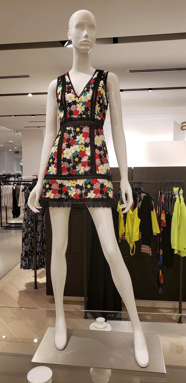 Saks Fifth Avenue | 25 The West Mall, Etobicoke, ON M9C 1B8, Canada | Phone: (416) 621-4625