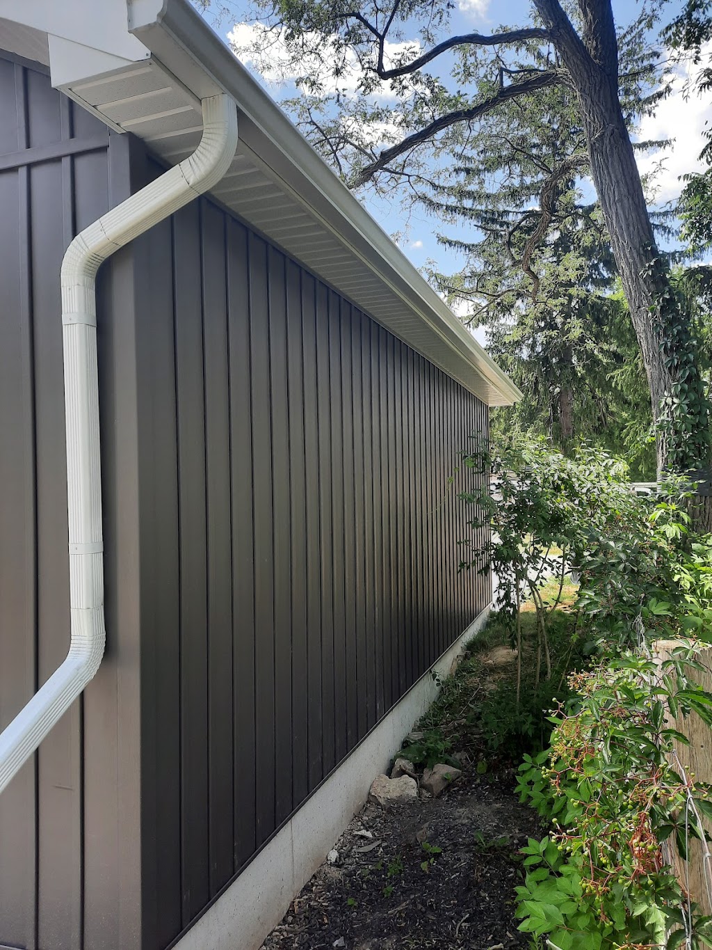 Brantford Eavestrough & Siding | 1633 Colborne St E, Brantford, ON N3T 5L4, Canada | Phone: (519) 774-1471