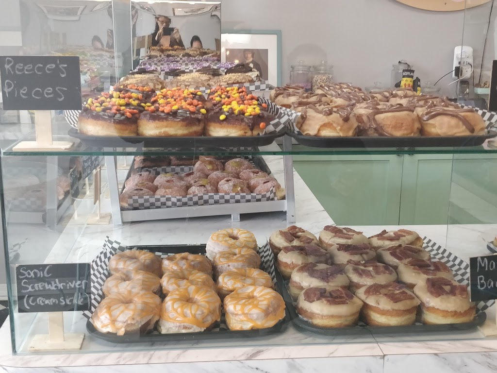 Daddy O Doughnuts & British Baked Goods | 589 N Service Rd, Mississauga, ON L5A 1B2, Canada | Phone: (905) 276-9090