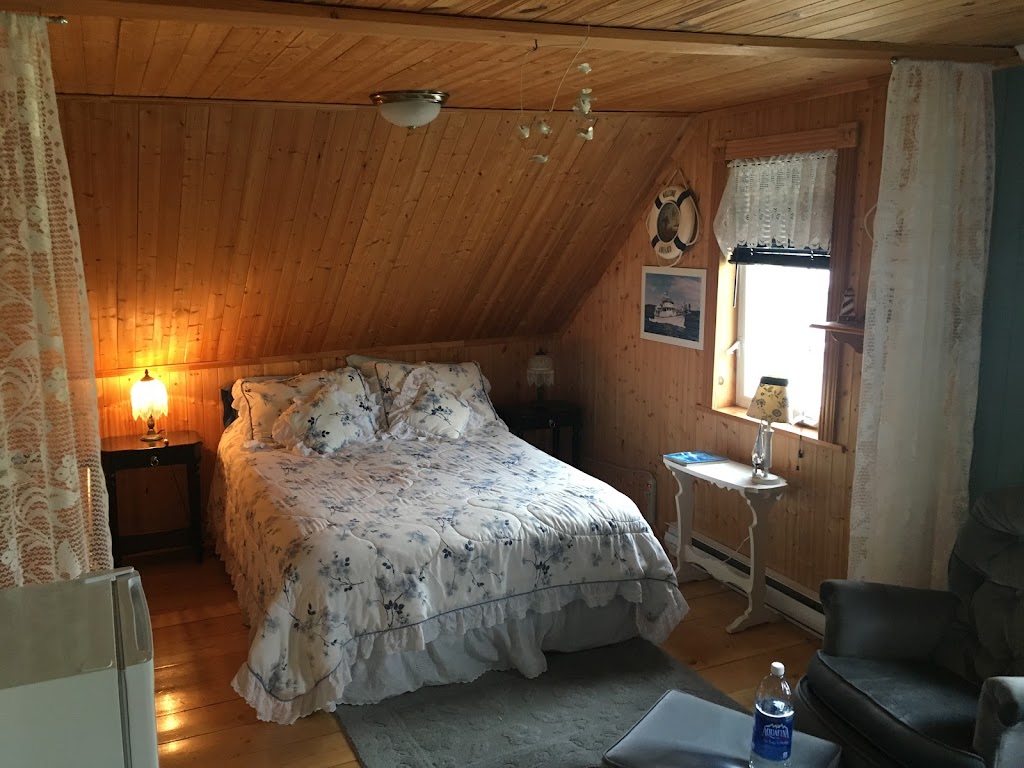 Gîte Petit Bed and Breakfast | 56 Rue Principale, Grandes-Bergeronnes, QC G0T 1G0, Canada | Phone: (418) 514-8606
