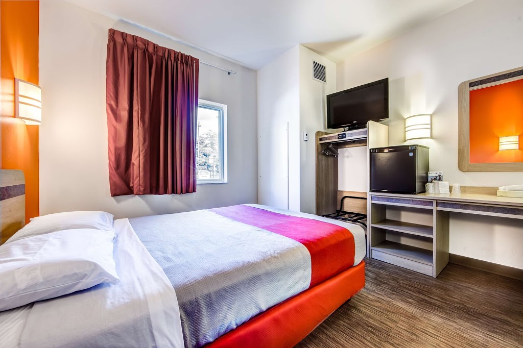 Motel 6 Toronto West - Burlington - Oakville | 4345 N Service Rd, Burlington, ON L7L 4X7, Canada | Phone: (905) 331-1955