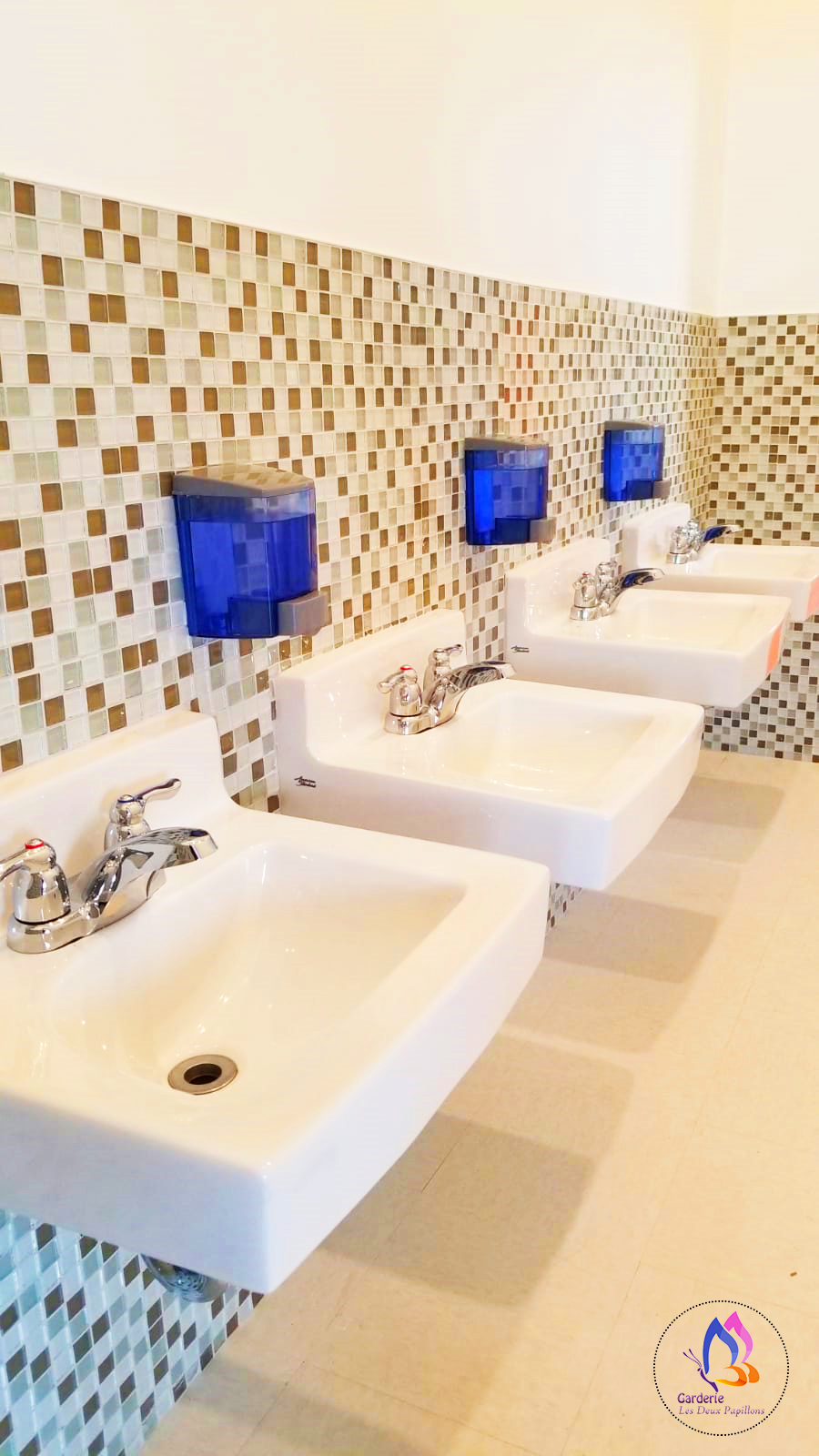 Garderie Les Deux Papillons | 2242 Rue Desserte O, Laval, QC H7X 4G8, Canada | Phone: (450) 231-4845