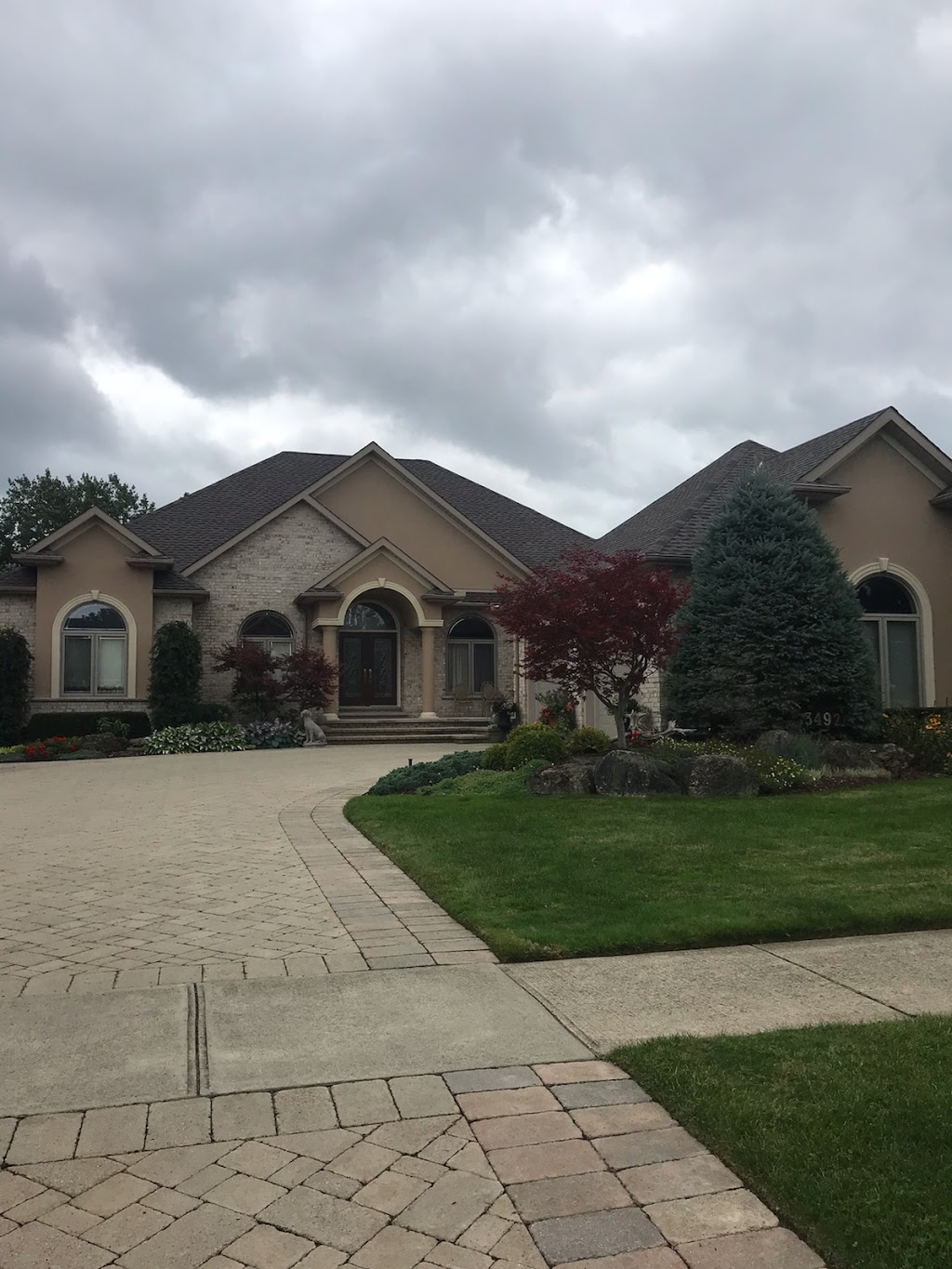 Robert Benevento Roofing Siding & Windows | 4700 Montrose Rd, Niagara Falls, ON L2H 1K5, Canada | Phone: (905) 358-4550