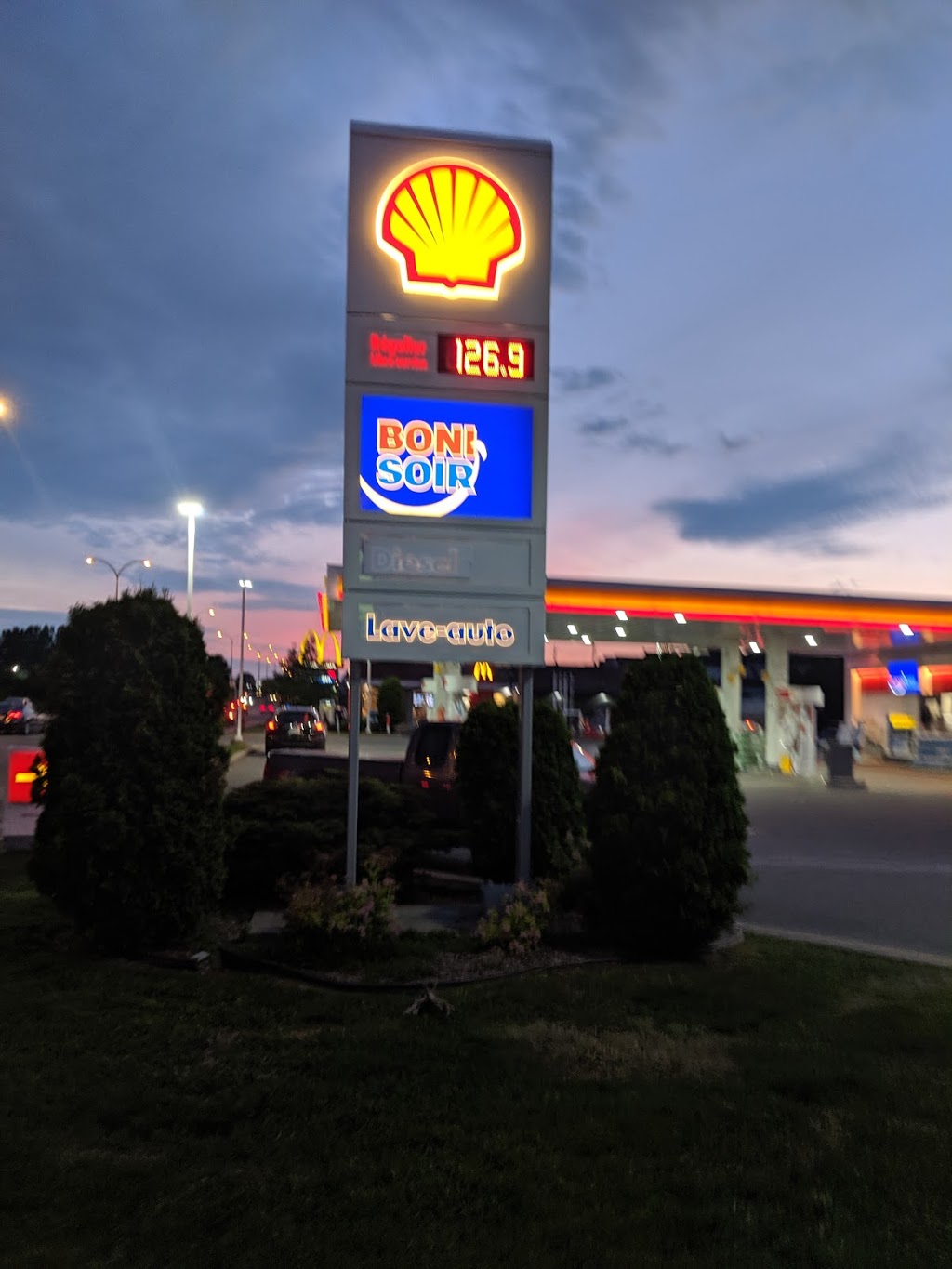 Shell | 33 Boulevard Samson, Laval, QC H7X 3R8, Canada | Phone: (450) 689-6262