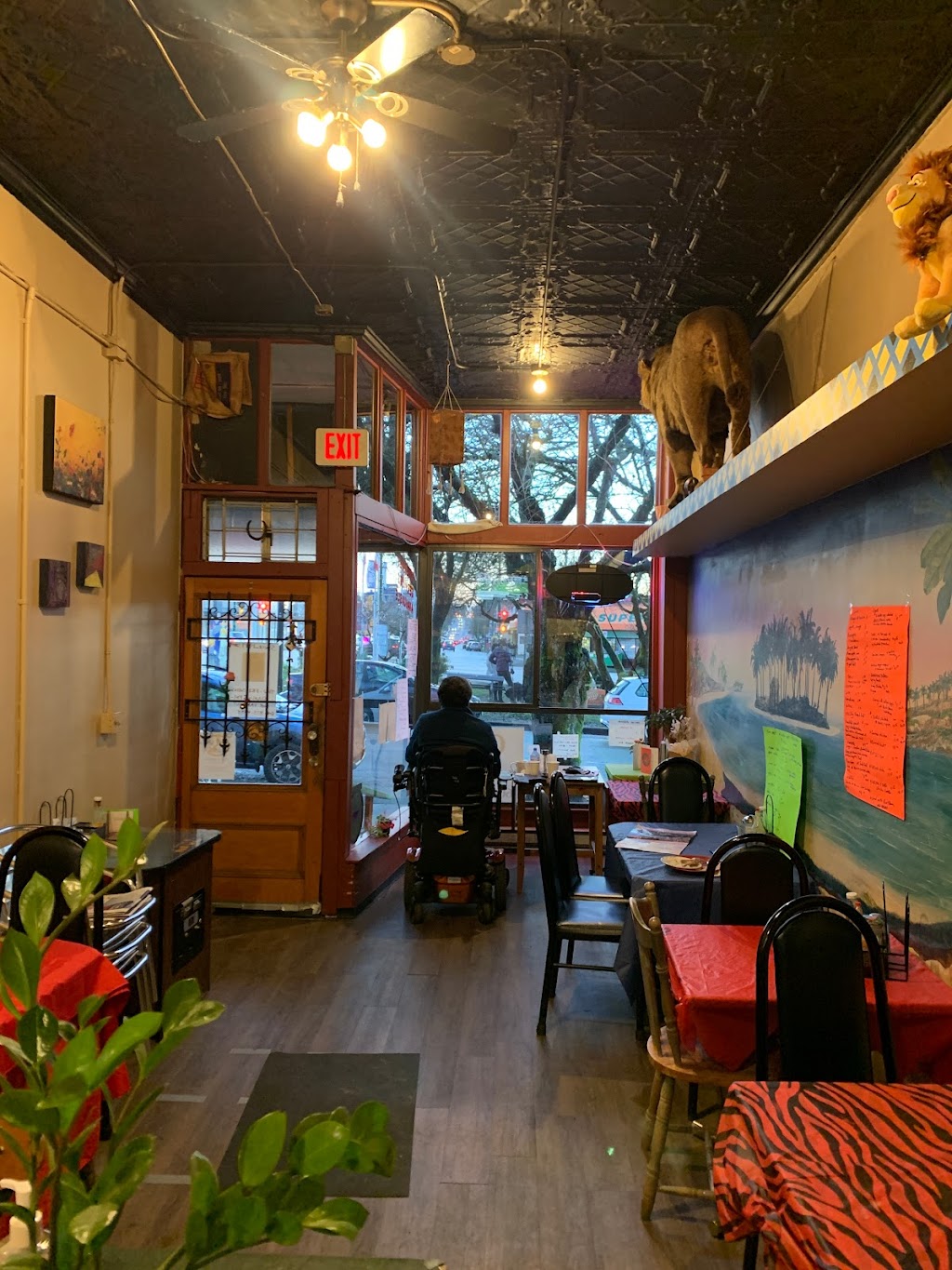 The Lions Den Cafe | 651 E 15th Ave, Vancouver, BC V5T 2R6, Canada | Phone: (604) 873-4555