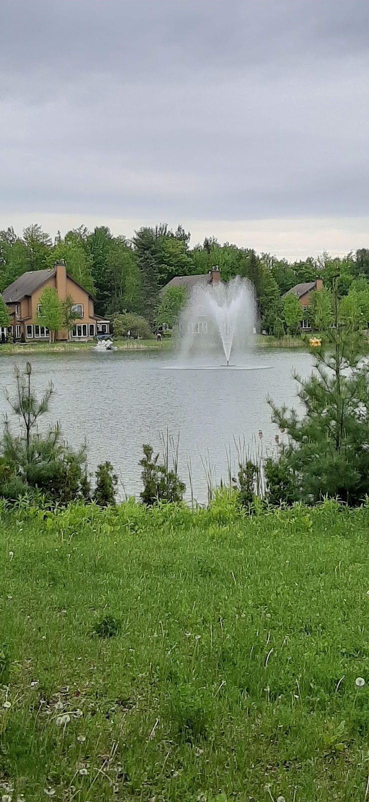 Le Lac à la Fontaine | 815 chemin Lac-Sir-John (Route 329), Lachute, QC J8H 3W9, Canada | Phone: (450) 820-8482