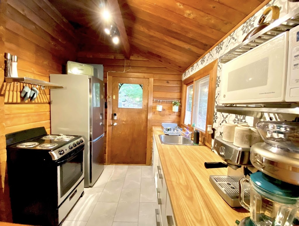 Chalet l’Escapade des cèdres | 17 Chem. des Écureuils, Val-des-Monts, QC J8N 1J2, Canada | Phone: (613) 203-5113