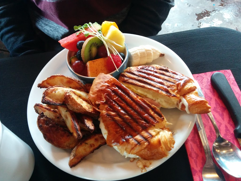 Le Marche Public Mante du Carre | 6 Rue Daniel Johnson, Danville, QC J0A 1A0, Canada | Phone: (819) 839-2843