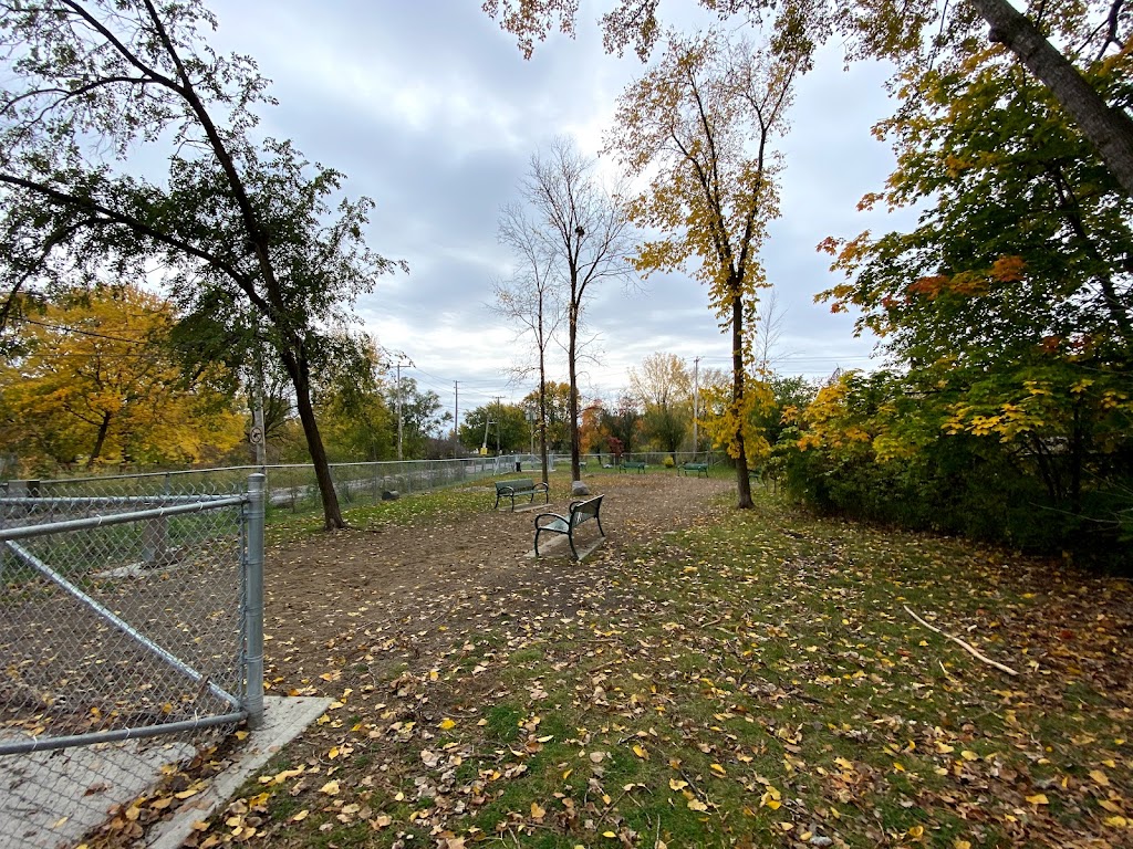 Joe Raie Nature Path and Dog Run | 8182 Chem. Wavell, Côte Saint-Luc, QC H4W 1M3, Canada | Phone: (514) 485-6806