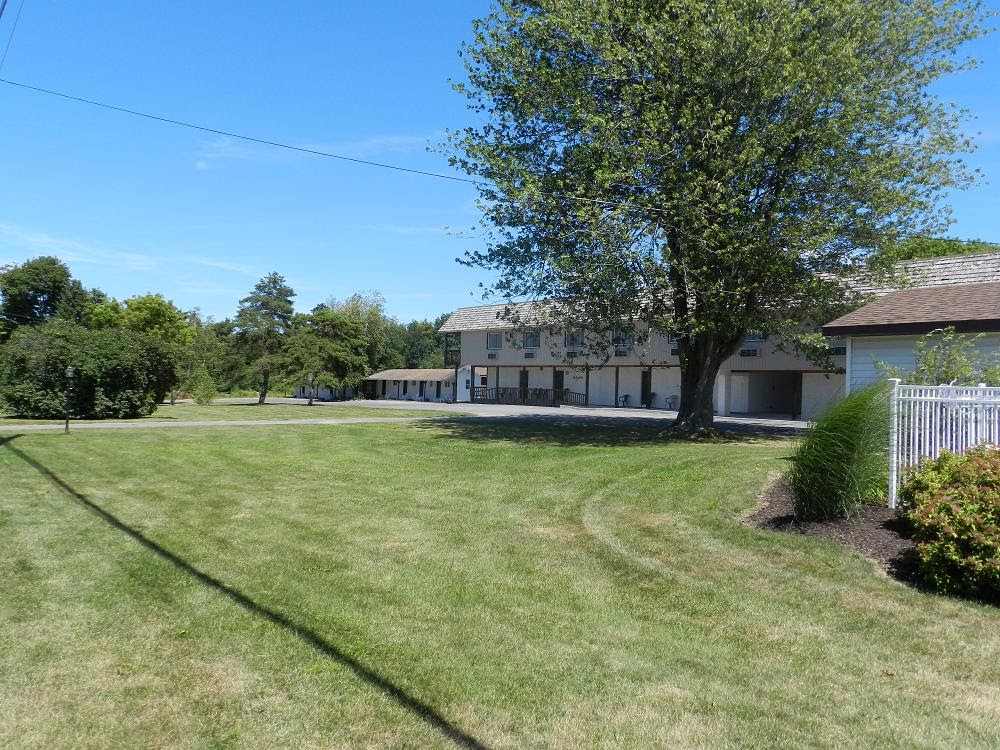 C-Way Resort Motel | 37067 NY-12, Clayton, NY 13624, USA | Phone: (315) 686-4214