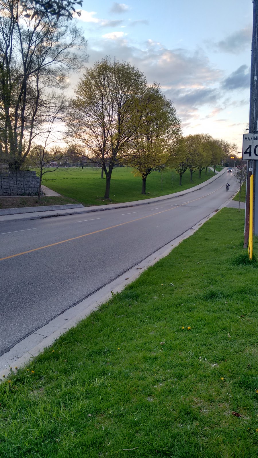 Berry Road Park | 260 Berry Rd, Etobicoke, ON M8Y 1X9, Canada | Phone: (416) 338-4386