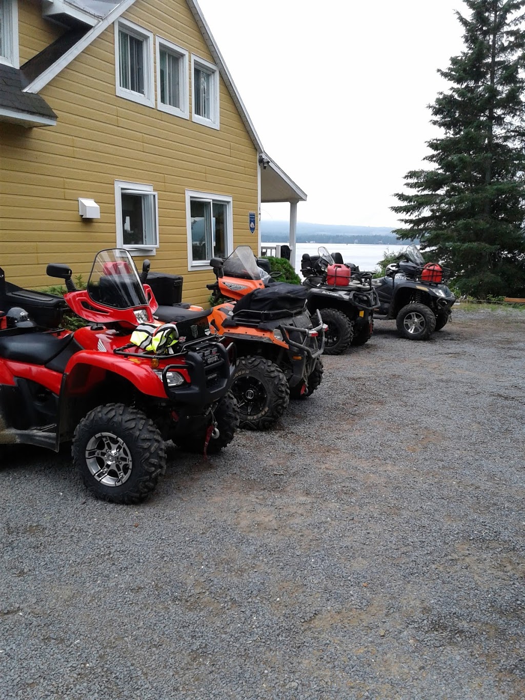 Gîte Au Ptit Paradis | 7 Chemin Lavoie, Saint-Aimé-des-Lacs, QC G0T 1S0, Canada | Phone: (418) 439-3177