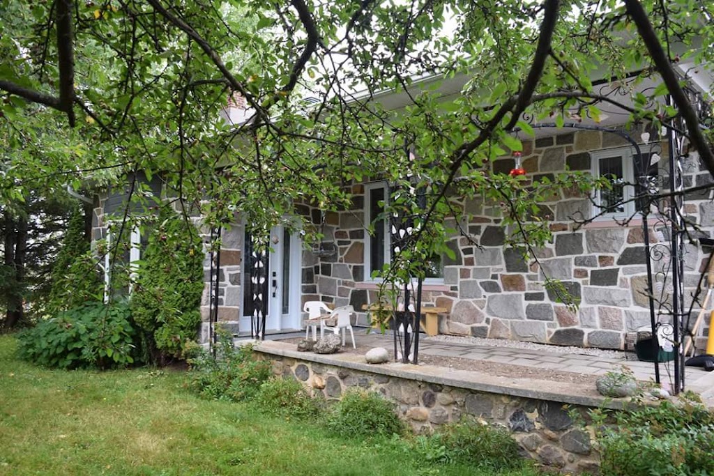 La Maison des Mots | 23 Chem. du Village E, Saint-Damase-de-lIslet, QC G0R 2X0, Canada | Phone: (418) 598-3240