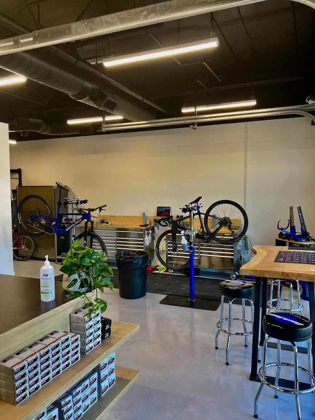 Day Time Cycling | 39666 Government Rd #102, Squamish, BC V8B 0M8, Canada | Phone: (604) 390-0073