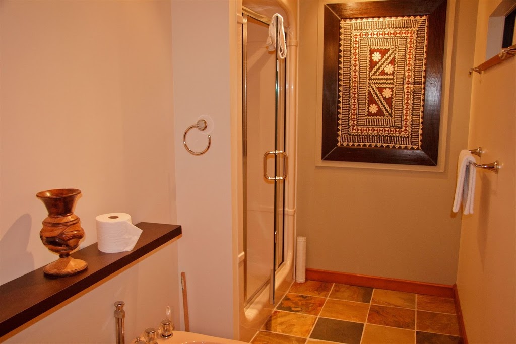 Four Winds Beach House and Spa | 5482 Hill Rd, Sechelt, BC V0N 3A8, Canada | Phone: (604) 885-3144