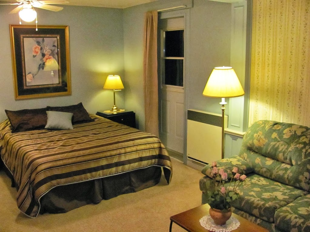 Auberge Lac Du Pin Rouge | 81 Chemin du Lac du Pin Rouge, Saint-Hippolyte, QC J8A 3J3, Canada | Phone: (450) 563-2790