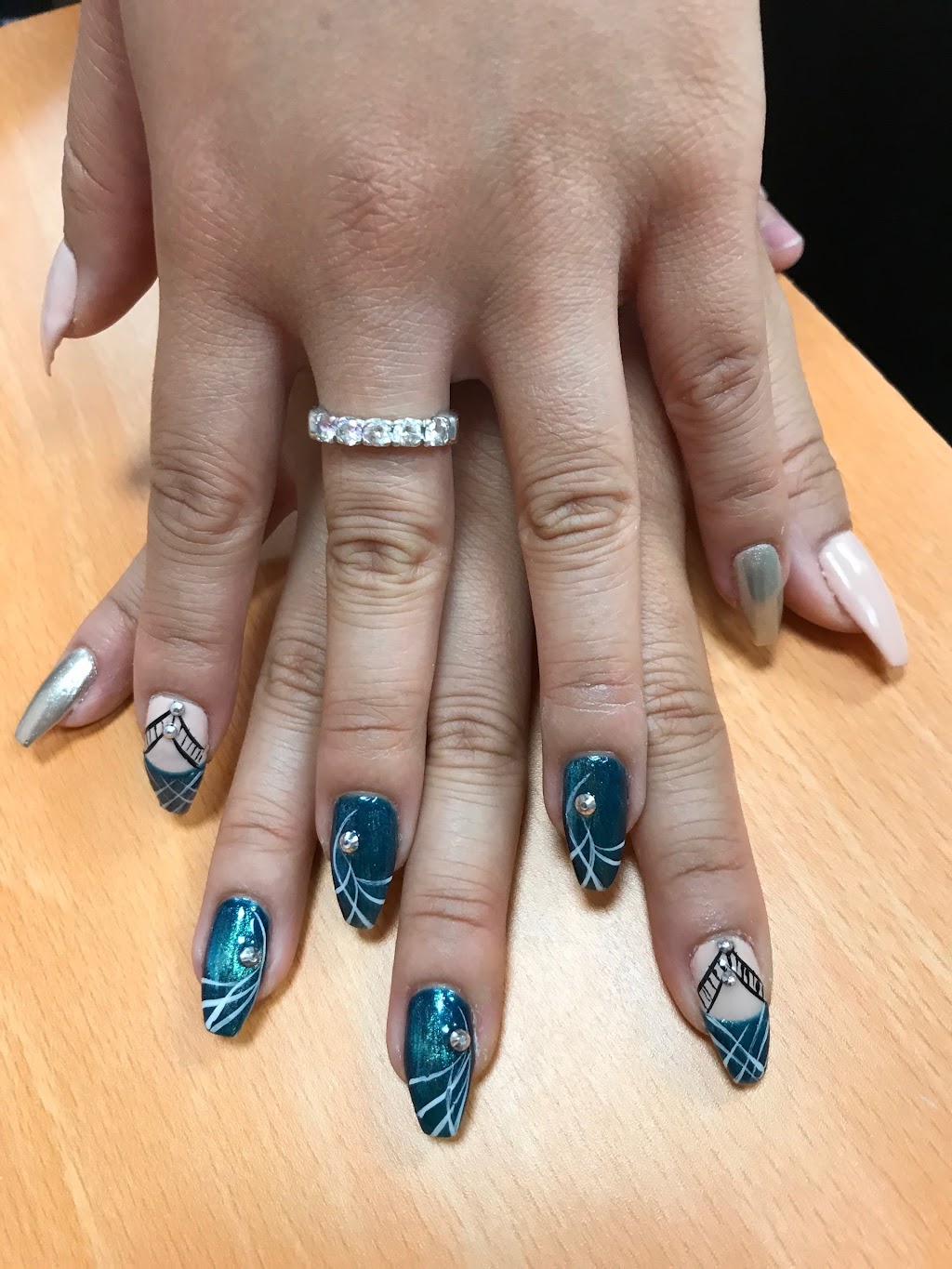 Nails In | 525 St Annes Rd Ste B, Winnipeg, MB R2M 3E8, Canada | Phone: (204) 505-6777