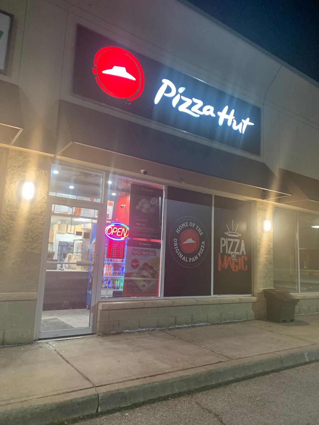 Pizza Hut Renfrew | 627 Fortington St, Renfrew, ON K7V 1R4, Canada | Phone: (613) 432-5858