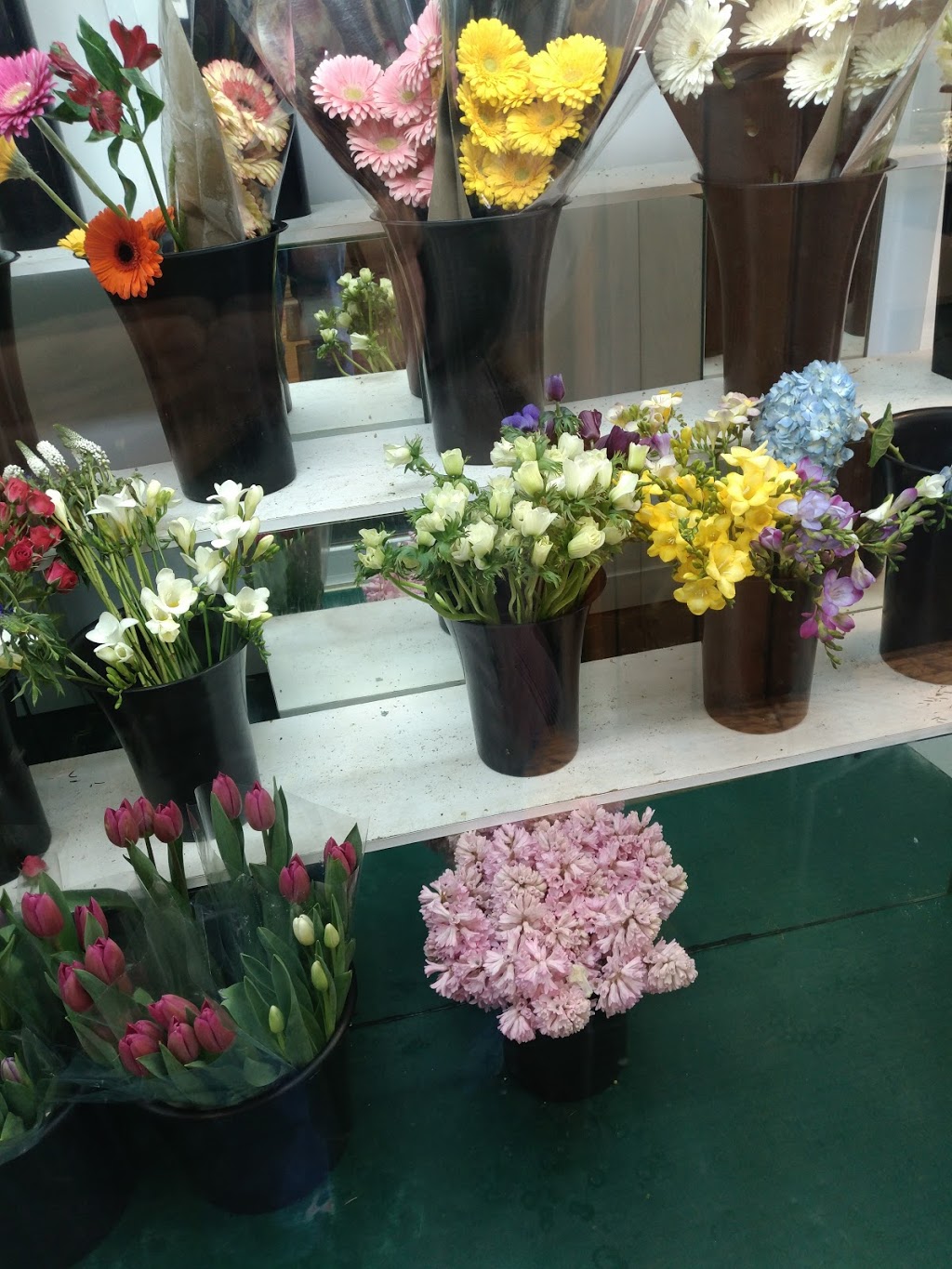 Garrett Florist | 2025 Avenue Rd, North York, ON M5M 4A5, Canada | Phone: (416) 488-8888