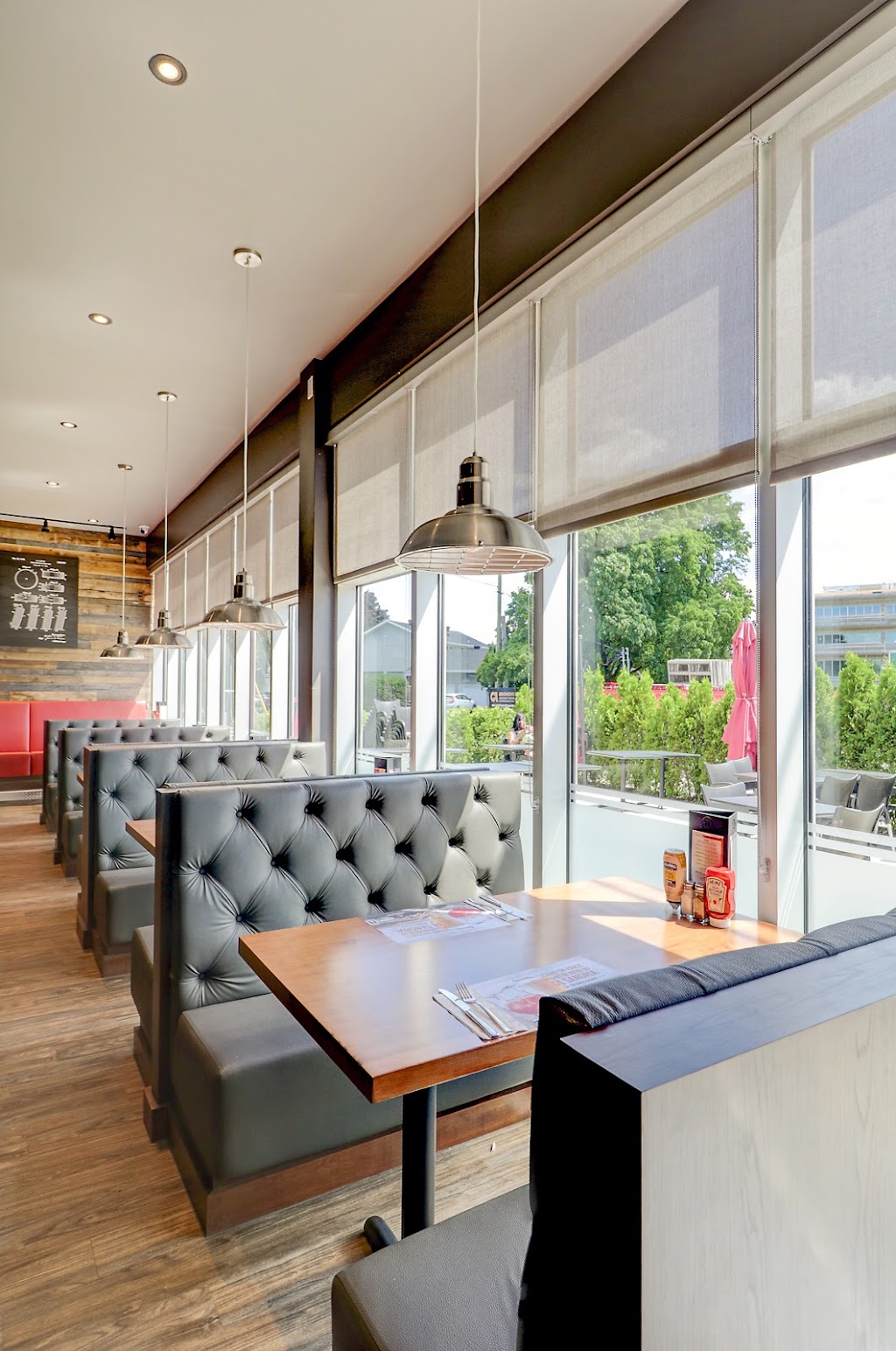 Barbies Resto Bar Grill | 15 Boul. Bouchard, Dorval, QC H9S 5X2, Canada | Phone: (514) 538-1102