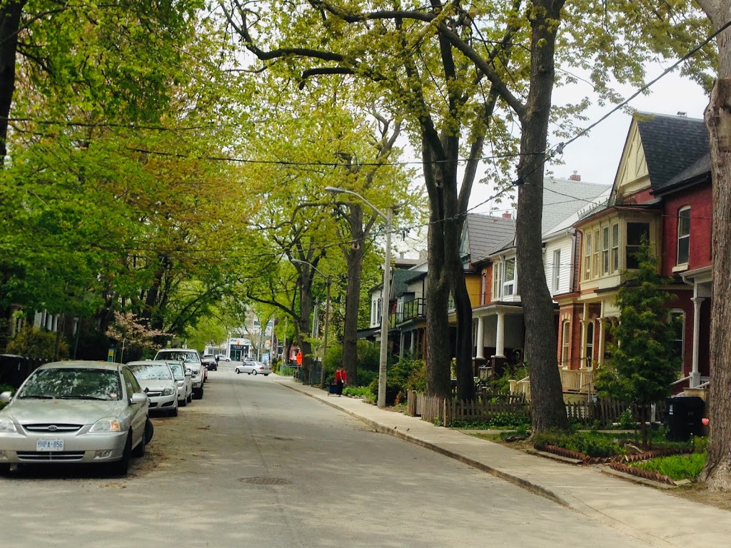 Burrow Inn By Urban North Inns | 10 Sullivan St, Toronto, ON M5T 1B9, Canada | Phone: (416) 591-5359