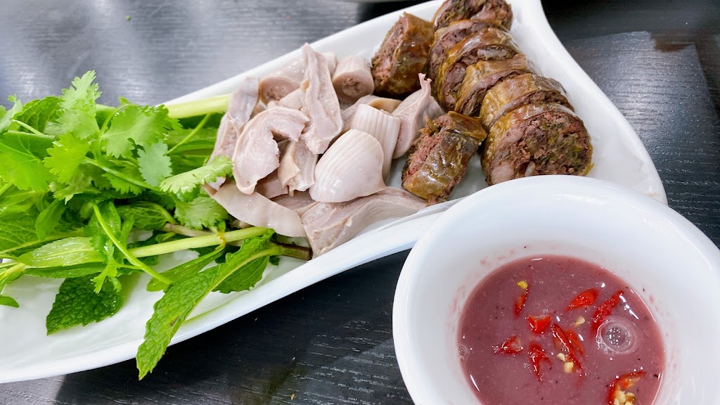 Quán Ngon Toronto | 2849 Jane St, North York, ON M3N 2J5, Canada | Phone: (647) 748-5533
