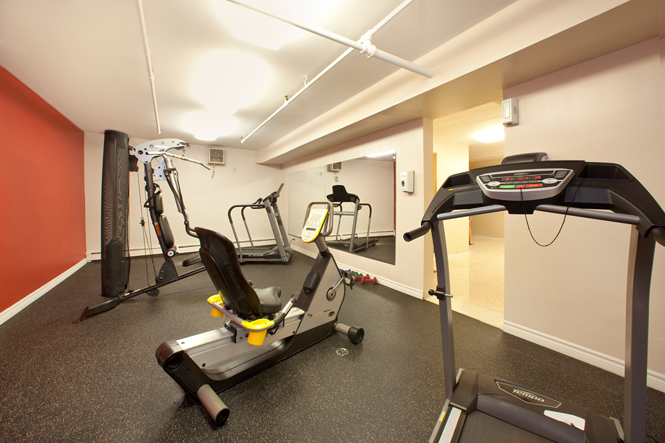 Lord Simcoe Apartments | 4982 Crysler Ave, Niagara Falls, ON L2E 7B4, Canada | Phone: (905) 374-2290