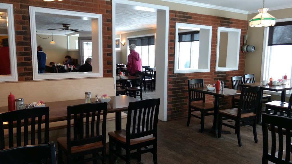 Royals Restaurant | 6152 Perth St, Richmond, ON K0A 2Z0, Canada | Phone: (613) 838-2222