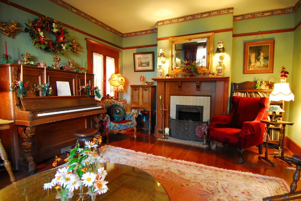 Trutch Manor | 621 Trutch St, Victoria, BC V8V 4C3, Canada | Phone: (877) 900-8877