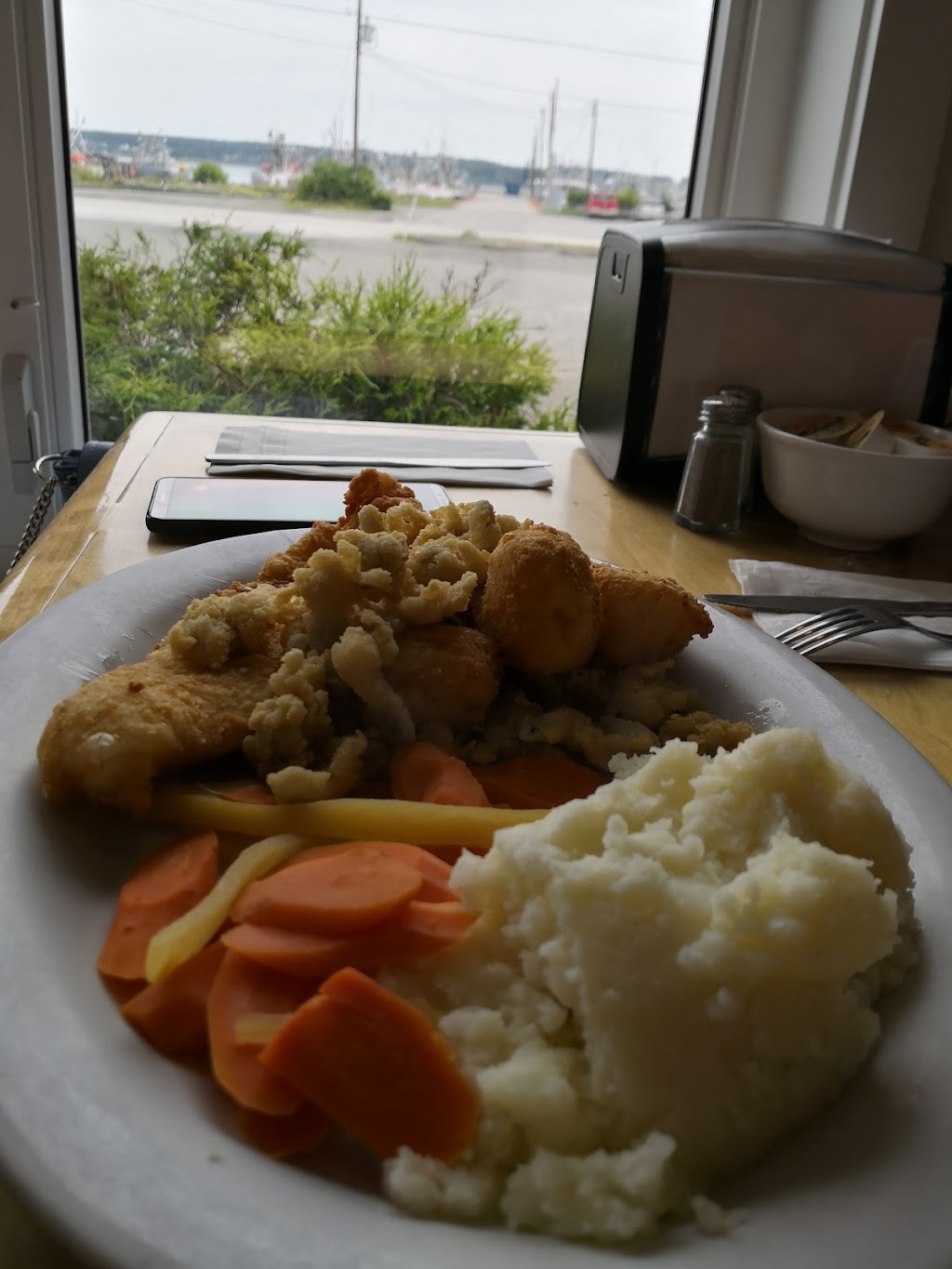 Dennis Point Café | 214 Dennis Point Rd, Middle West Pubnico, NS B0W 2M0, Canada | Phone: (902) 762-1220