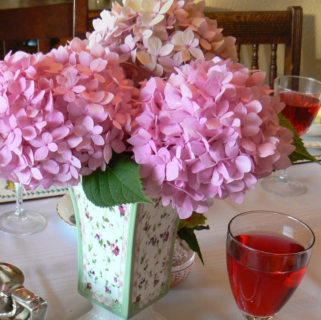 Touch of English Bed & Breakfast | 5 Alameda Ct, Kelowna, BC V1V 1C6, Canada | Phone: (250) 448-6250