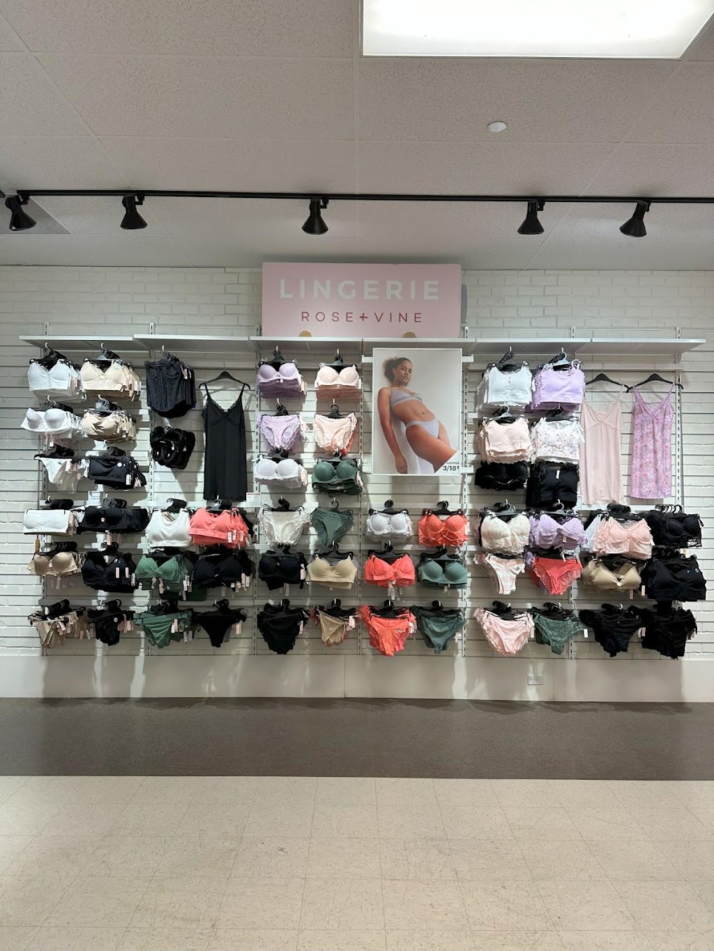 Ardene | 1221 Bd Marcotte #52, Roberval, QC G8H 3B8, Canada | Phone: (581) 536-0001