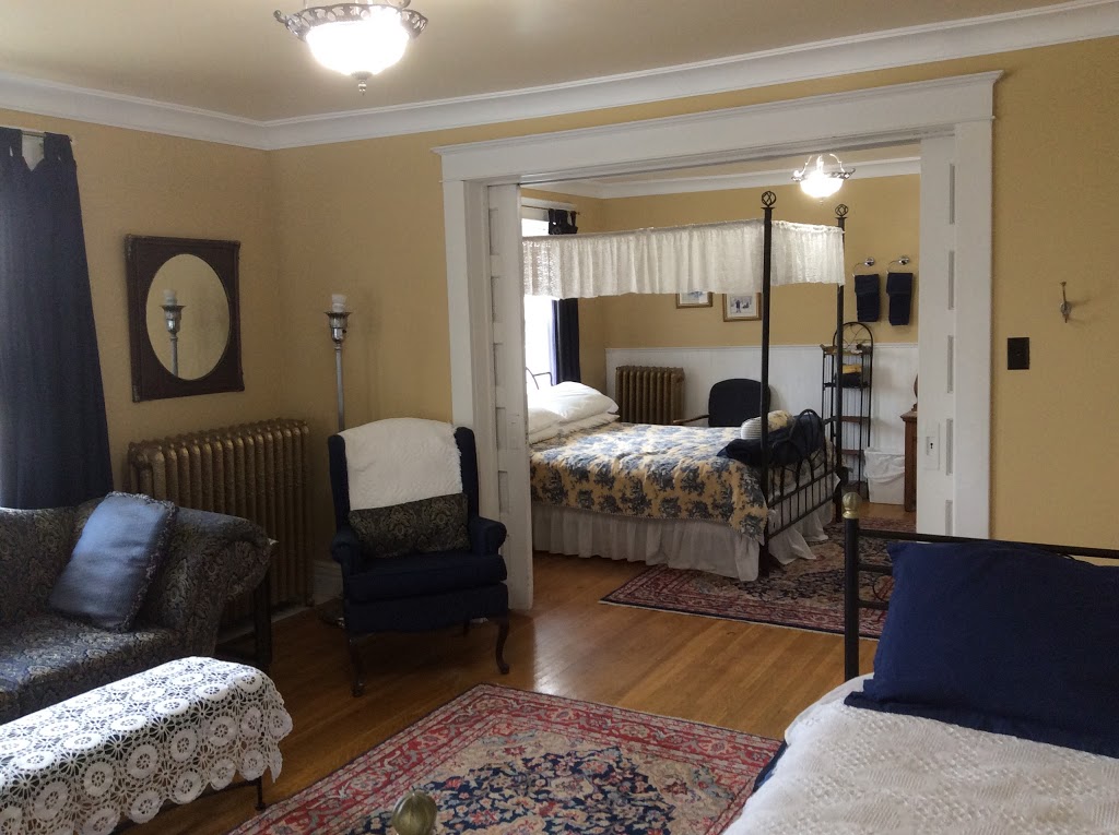Wakamow Heights Bed & Breakfast | 690 Aldersgate St, Moose Jaw, SK S6H 6A4, Canada | Phone: (306) 693-9963