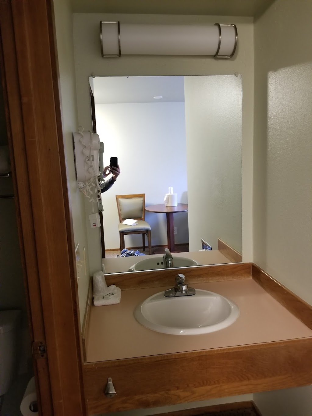 Bay City Motor Inn | 116 N Samish Way, Bellingham, WA 98225, USA | Phone: (360) 676-9191