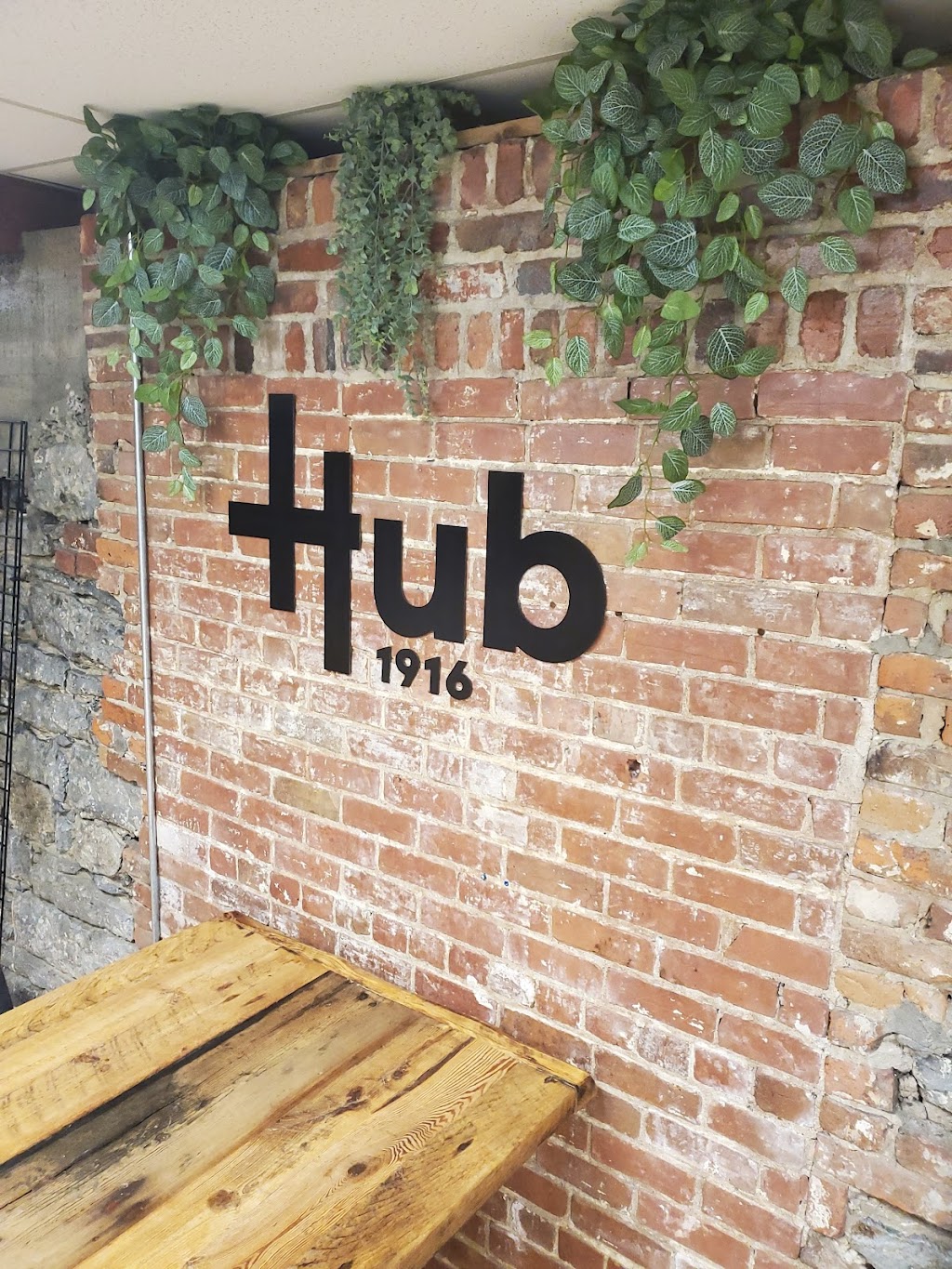 Hub1916 | 217-B R. de la Commune O, Montréal, QC H2Y 2C9, Canada | Phone: (438) 887-1307