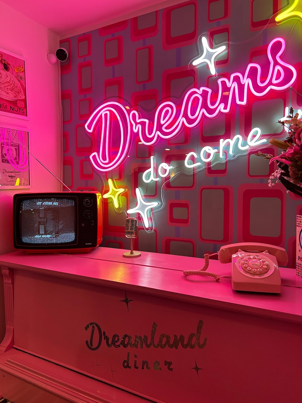 Dreamland Diner | 2615 Portage Ave, Winnipeg, MB R3J 0P7, Canada | Phone: (204) 504-6000
