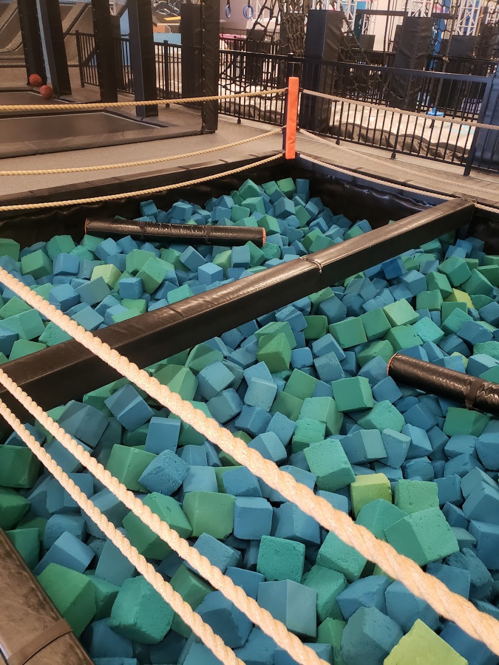 Elevation trampoline & amusement | 5850 Bd des Grandes-Prairies, Saint-Léonard, QC H1P 1A2, Canada | Phone: (514) 548-5050
