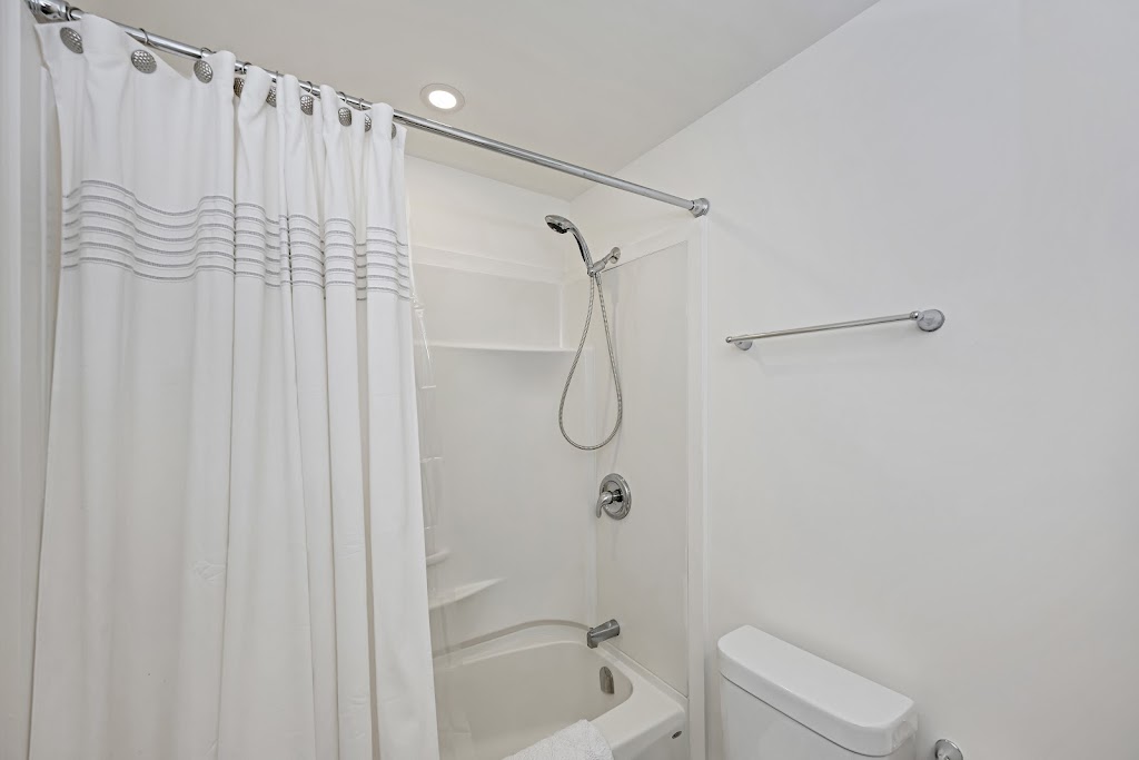 North Shore Manor | 30 N Shore Rd, Lake Cowichan, BC V0R 2G0, Canada | Phone: (250) 686-4800