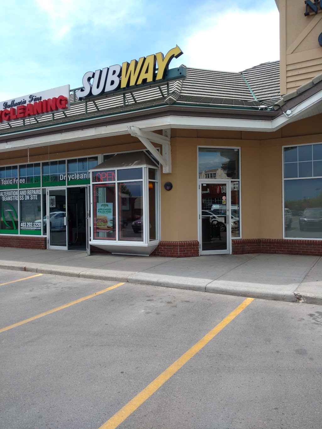 Subway | Dalhousie Station, 711 5005 Dalhousie Dr NW, Calgary, AB T3A 5R8, Canada | Phone: (403) 288-3899
