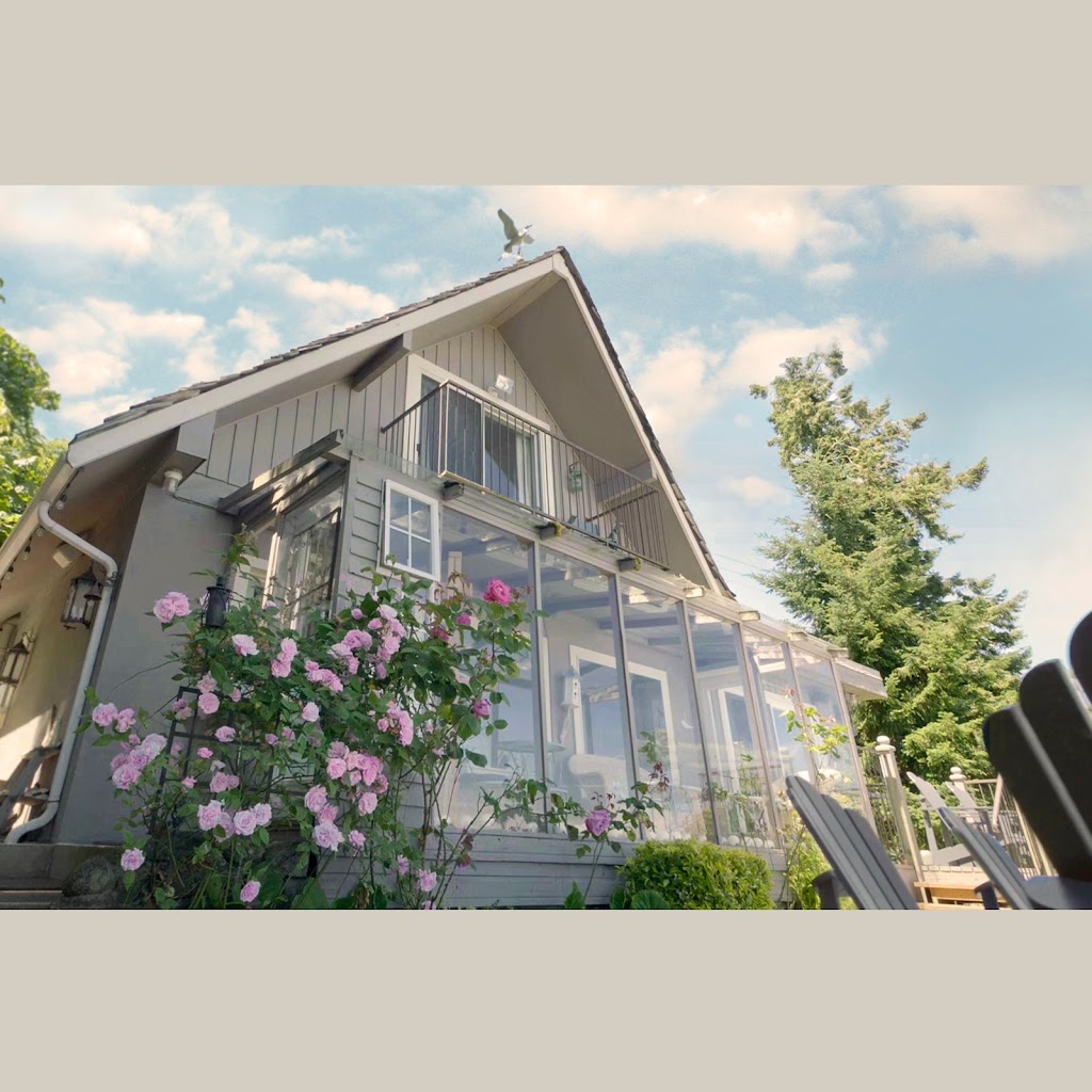 Bayside Beach House | 5610 Island Hwy S, Union Bay, BC V0R 3B0, Canada | Phone: (250) 334-6551