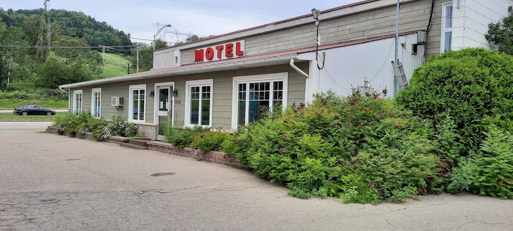 Motel Chez Pierre | 2020 Bd de Comporté, La Malbaie, QC G5A 1N3, Canada | Phone: (418) 665-3718