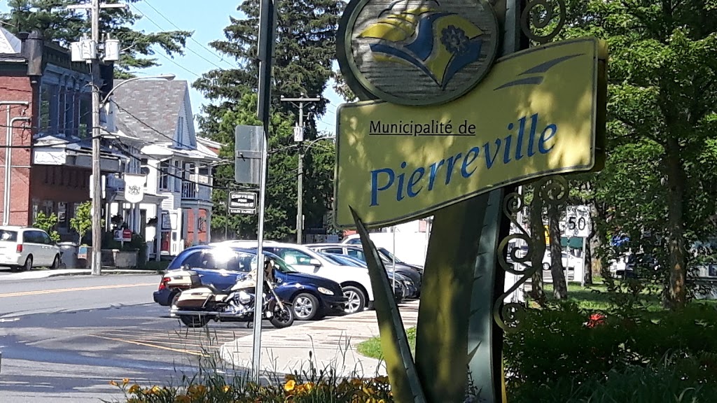 Bar Laitier Manoir des Glaces | 19 Rue Maurault, Pierreville, QC J0G 1J0, Canada | Phone: (450) 880-0464