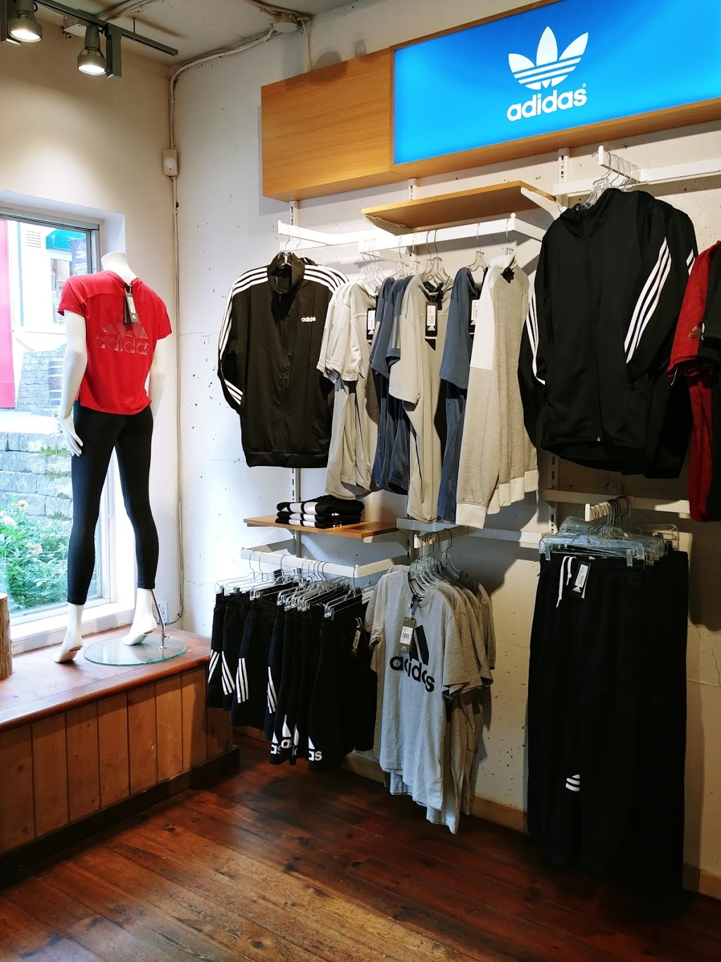 Salomon Tremblant | 116 Chemin de Kandahar, Mont-Tremblant, QC J8E 1E2, Canada | Phone: (819) 681-5502
